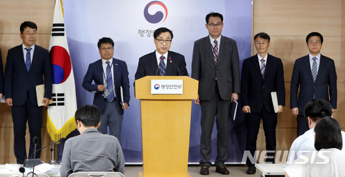 【서울=뉴시스】 추상철 기자 = 류희인 행정안전부 재난안전본부장이 24일 오전 서울 종로구 정부서울청사에서 지진방제 개선 종합대책을 발표하고 있다. 2018.05.24. scchoo@newsis.com