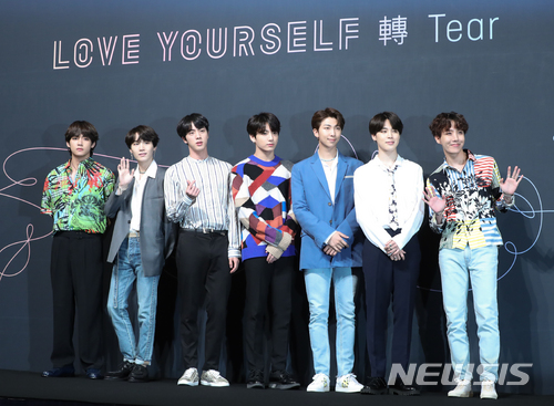 【서울=뉴시스】조수정 기자 = '2018 빌보드 뮤직 어워드'에서 톱 소셜 아티스트상을 수상한 그룹 방탄소년단이 24일 오전 서울 소공동 롯데호텔에서 열린 정규 3집 앨범 '러브 유어셀프 전 티어(LOVE YOURSELF 轉 'Tear')' 발매 기자간담회에서 포즈를 취하고 있다. 왼쪽부터 뷔, 슈가, 진, 정국, RM, 지민, 제이홉. 러브 유어셀프 시리즈는 '나 자신을 사랑하는 것이 진정한 사랑의 시작'이라는 메시지를 담고 있다. 2018.05.24. chocrystal@newsis.com