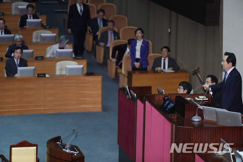 【서울=뉴시스】고승민 기자 = 24일 오전 서울 여의도 국회에서 문재인 대통령의 대한민국 헌법 개정안을 상정해 열린 제360국회(임시회) 제4차 본회의가 정의당을 제외한 야당 불참으로 의결정족수 192명이 되지 않아 투표 자체가 불성립됐다. 정세균(왼쪽) 국회 의장이 산회를 선언하고 있다. 2018.05.24. kkssmm99@newsis.com