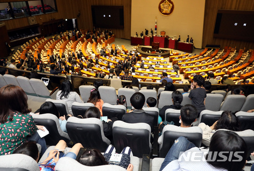 【서울=뉴시스】박영태 기자 = 24일 오전 서울 영등포구 여의도 국회에서 열린 제360회 국회(임시회) 제4차 본회의에서 문재인 대통령 개헌안이 무산되는 순간을 어린이 방청객들이 바라보고 있다.이날 본회의는 문재인 대통령이 발의한 개헌안에 대한 표결이 이루어질 전망이나 야당의 본회의 불참으로 개헌안은 무산 되었다. 2018.05.24. since1999@newsis.com