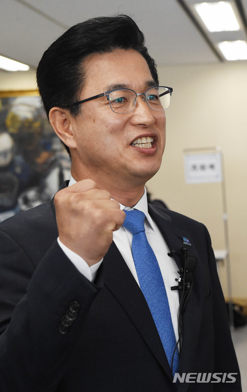 【대전=뉴시스】함형서 기자 = 더불어민주당 허태정 대전시장 후보가 24일 오전 대전 서구 둔산동 대전시선거관리위원회에서 6.13 지방선거 대전시장 후보 등록서류를 제출한 뒤 기자들과 인터뷰를 하고 있다. 2018.05.24.foodwork23@newsis.com