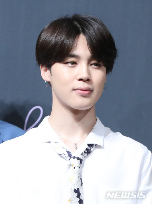 【서울=뉴시스】조수정 기자 = '2018 빌보드 뮤직 어워드'에서 톱 소셜 아티스트상을 수상한 그룹 방탄소년단 지민이 24일 오전 서울 소공동 롯데호텔에서 열린 정규 3집 앨범 '러브 유어셀프 전 티어(LOVE YOURSELF 轉 'Tear')' 발매 기자간담회에서 포즈를 취하고 있다. 2018.05.24. chocrystal@newsis.com