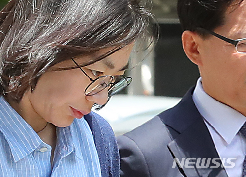 【서울=뉴시스】배훈식 기자 = 조현아 전 대한항공 부사장이 지난 5월24일 오후 서울 양천구 법무부 서울출입국외국인청에 들어서고 있다. 2018.05.24. dahora83@newsis.com