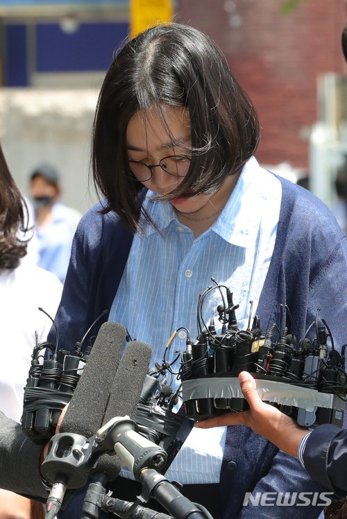 【서울=뉴시스】배훈식 기자 = 외국인 가사도우미 불법 고용 혐의를 받고 있는 조현아 전 대한항공 부사장이 24일 오후 서울 양천구 법무부 서울출입국외국인청에서 고개를 숙인 채 취재진의 질문에 답하고 있다. 2018.05.24. dahora83@newsis.com