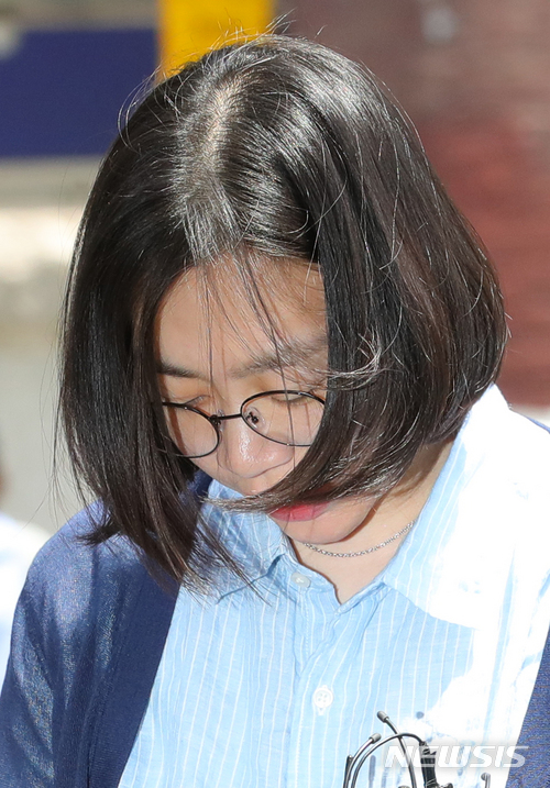 【서울=뉴시스】배훈식 기자 = 외국인 가사도우미 불법 고용 혐의를 받고 있는 조현아 전 대한항공 부사장이 24일 오후 서울 양천구 법무부 서울출입국외국인청에서 고개를 숙인 채 취재진의 질문에 답하고 있다. 2018.05.24.&nbsp; dahora83@newsis.com