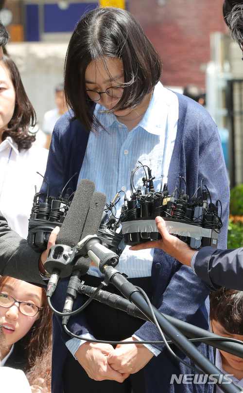【서울=뉴시스】배훈식 기자 = 외국인 가사도우미 불법 고용 혐의를 받고 있는 조현아 전 대한항공 부사장이 24일 오후 서울 양천구 법무부 서울출입국외국인청에서 고개를 숙인 채 취재진의 질문에 답하고 있다. 2018.05.24.&nbsp; dahora83@newsis.com