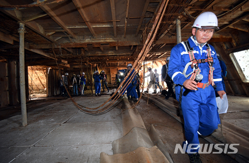 【목포=뉴시스】신대희 기자 = 24일 세월호 선체조사위원회가 전남 목포신항만에 거치돼 있는 세월호 선체 내부를 공개하고 있다. 2018.05.24. sdhdream@newsis.com