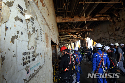 【목포=뉴시스】신대희 기자 = 24일 세월호 선체조사위원회가 전남 목포신항만에 거치돼 있는 세월호 선체 내부를 공개하고 있다. 2018.05.24.&nbsp; sdhdream@newsis.com