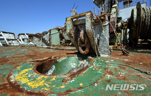 【목포=뉴시스】신대희 기자 = 24일 세월호 선체조사위원회가 전남 목포신항만에 거치돼 있는 세월호 선체 내부를 공개하고 있다. 인양 과정에 끊어진 선수쪽 앵커 모습. 2018.05.24.&nbsp; sdhdream@newsis.com