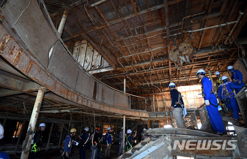 【목포=뉴시스】신대희 기자 = 24일 세월호 선체조사위원회가 전남 목포신항만에 거치돼 있는 세월호 선체 내부를 공개하고 있다. 세월호 3층 중앙로비. 2018.05.24.&nbsp; sdhdream@newsis.com