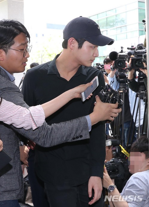 【서울=뉴시스】조성봉 기자 = 배우 이서원이 동료 여성연예인을 강제 추행 및 특수 협박한 혐의로 24일 오후 서울 송파구 서울동부지검에 출석하며 취재진의 질문에 입을 굳게 닫고 있다. 2018.05.24.suncho21@newsis.com