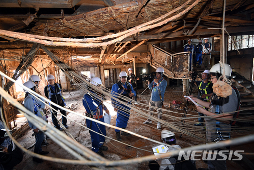 【목포=뉴시스】신대희 기자 = 24일 세월호 선체조사위원회가 전남 목포신항만에 거치돼 있는 세월호 선체 내부를 공개하고 있다. 세월호 3층 중앙로비. 2018.05.24.&nbsp; sdhdream@newsis.com 