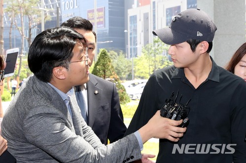 【서울=뉴시스】조성봉 기자 = 배우 이서원이 동료 여성연예인을 강제 추행 및 특수 협박한 혐의로 24일 오후 서울 송파구 서울동부지검에 출석하며 취재진을 바라보고 있다. 2018.05.24.suncho21@newsis.com