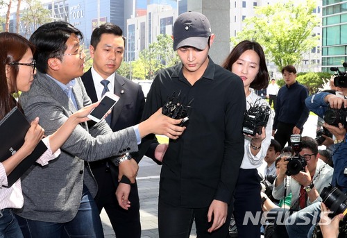 【서울=뉴시스】조성봉 기자 = 배우 이서원이 동료 여성연예인을 강제 추행 및 특수 협박한 혐의로 24일 오후 서울 송파구 서울동부지검에 출석하며 취재진의 질문에 입을 굳게 닫고 있다. 2018.05.24.suncho21@newsis.com