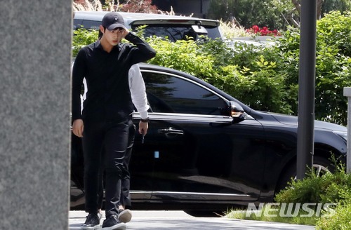 【서울=뉴시스】조성봉 기자 = 배우 이서원이 동료 여성연예인을 강제 추행 및 특수 협박한 혐의로 24일 오후 서울 송파구 서울동부지검에 굳은 표정으로 출석하고 있다. 2018.05.24. suncho21@newsis.com