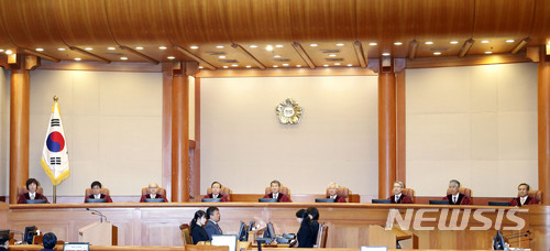 【서울=뉴시스】최동준 기자 = 이진성 헙법재판소장을 비롯한 재판관들이 24일 서울 종로구 헌법재판소에서 열린 '낙태죄' 합헌에 대한 공개 변론 시작을 기다리고 있다. 왼쪽부터 재판관 이선애, 서기석, 안창호, 김이수, 이 헌재소장, 재판관 김창종, 강일원, 조용호, 유남석. 2018.05.24. photocdj@newsis.com