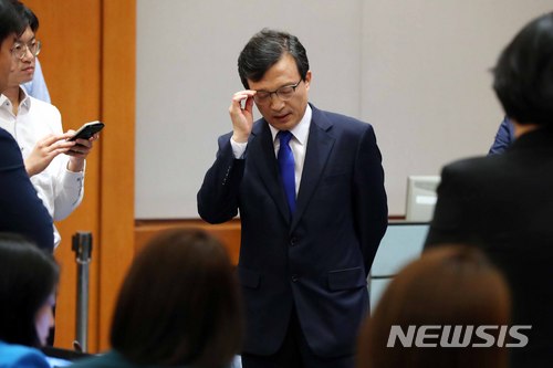 【서울=뉴시스】전신 기자 = 김의겸 대변인이 24일 청와대 춘추관 대브리핑룸에서 문재인 대통령이 발의한 개헌안에 대해 국회 투표가 성립되지 않은 것에 유감 입장을 밝힌 후 굳은 표정으로 취재진의 질문을 받고 있다. 김 대변인은 "야당 의원들이 위헌상태의 국민투표법을 논의조차 하지 않은 데 이어 개헌안 표결이란 헌법적 절차마저 참여하지 않은 것은 헌법이 부과한 의무를 저버린 것"이라고 말했다. 2018.05.24. photo1006@newsis.com