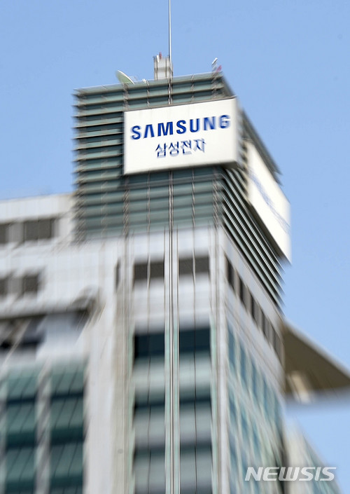 【수원=뉴시스】이정선 기자 = 삼성 노동조합 와해 사건을 수사 중인 검찰이 삼성전자 본사에 대한 압수수색을 나서며 수사를 확대하고 있다. 이날 검찰은 본사 경영지원실을 압수수색하며 그간 의혹이 불거진 삼성전자서비스 노조 와해 및 회유 과정을 보다 자세히 확인, 이 같은 공작에 사용된 자금 출처 및 지시·보고 체계도 조사할 계획이다. 사진은 24일 오후 경기 수원 삼성전자 디지털시티 모습. 2018.05.24. ppljs@newsis.com