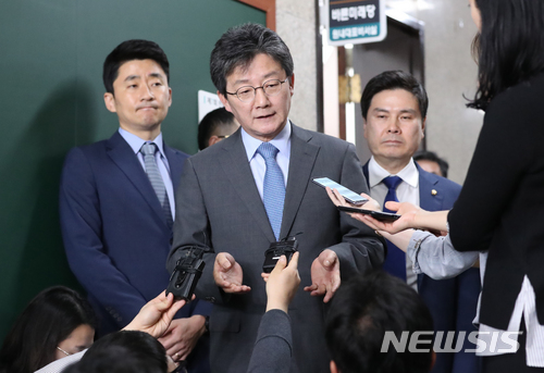 【서울=뉴시스】고승민 기자 = 바른미래당 유승민 공동대표가 24일 오후 서울 여의도 국회에서 송파 을 국회의원 재선거 공천 결론을 위한 비공개 최고위원회의에 참석하던 중 취재진 질문에 답하고 있다.송파을은 '유승민계'와 '안철수계'가 팽팽한 기싸움을 벌이는 지역이다. 2018.05.24. kkssmm99@newsis.com