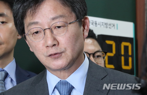 【서울=뉴시스】고승민 기자 = 바른미래당 유승민 공동대표가 24일 오후 서울 여의도 국회에서 송파 을 국회의원 재선거 공천 결론을 위한 비공개 최고위원회의에 참석하던 중 취재진 질문에 답하고 있다. 송파을은 '유승민계'와 '안철수계'가 팽팽한 기싸움을 벌이는 지역이다. 2018.05.24.&nbsp; kkssmm99@newsis.com 