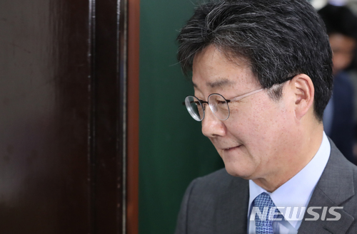 【서울=뉴시스】고승민 기자 = 바른미래당 유승민 공동대표가 24일 오후 서울 여의도 국회에서 송파 을 국회의원 재선거 공천 결론을 위한 비공개 최고위원회의에 참석하고 있다.송파을은 '유승민계'와 '안철수계'가 팽팽한 기싸움을 벌이는 지역이다. 2018.05.24. kkssmm99@newsis.com