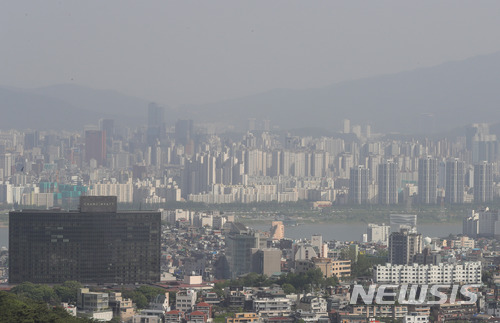 【서울=뉴시스】배훈식 기자 = 전국이 황사의 영향으로 미세먼지와 스모그가 기승을 부린 24일 오후 서울 중구 남산공원에서 바라본 도심이 뿌옇게 흐려져 있다. 2018.03.21. dahora83@newsis.com