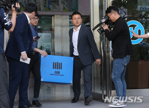 【서울=뉴시스】임태훈 기자 = 24일 오후 서울 중구 한진그룹 본사 빌딩 압수수색을 마친 검찰 관계자들이 압수품을 담은 박스를 차량으로 옮기고 있다. 2018.05.24.taehoonlim@newsis.com