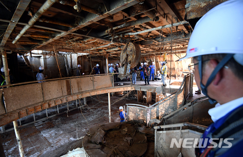 【목포=뉴시스】신대희 기자 = 24일 세월호 선체조사위원회가 전남 목포신항만에 거치돼 있는 세월호 선체 내부를 공개하고 있다. 3층 중앙로비를 취재진과 선조위 관계자들이 이동하고 있는 모습. 2018.05.24. sdhdream@newsis.com