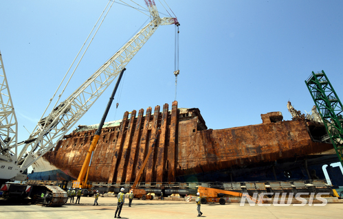 【목포=뉴시스】신대희 기자 = 24일 세월호 선체조사위원회가 전남 목포신항만에 거치돼 있는 세월호 선체 내부를 공개했다. 선조위가 공개에 앞서 안전을 정비하고 있는 모습. 2018.05.24.&nbsp; sdhdream@newsis.com