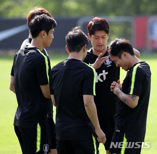 【파주=뉴시스】고범준 기자 = 2018 러시아월드컵에 출전하는 대한민국 축구 국가대표팀 고요한(오른쪽)이 24일 오후 경기도 파주NFC(대표팀트레이닝센터)에서 볼 트래핑 훈련을 하며 벌칙으로 이청용을 비롯한 선수들에게 딱밤을 맞고 있다.&nbsp; 축구 국가대표팀은 오는 28일 온두라스(대구스타디움)에 이어 다음 달 1일 보스니아 헤르체고비나(전주월드컵경기장)와 두 차례 평가전을 치르고 다음 달 3일 사전 캠프인 오스트리아로 출국한다. 2018.05.24.&nbsp; bjko@newsis.com