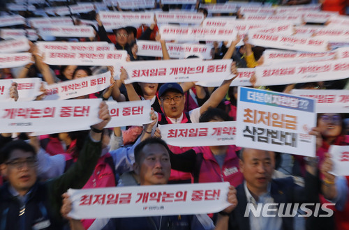 【서울=뉴시스】최동준 기자 = 민주노총이 24일 서울 영등포구 국회 앞에서 국회 환노위 법안심사소위 및 전원회의 대응 '최저임금 개악논의 중단' 촉구 야간문화제를 하고 있다. 2018.05.24. photocdj@newsis.com