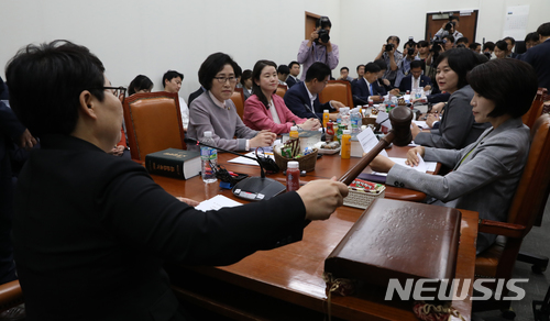 【서울=뉴시스】고승민 기자 = 24일 저녁 서울 여의도 국회에서 열린 환경노동위원회 제3차 고용노동소위원회에서 임이자 위원장이 개회 선언을 하고 있다.이날 소위에서는 최저임금에 정기상여금과 수당 등의 포함 여부를 다루는 최저임금법 일부개정법률안이 논의됐다. 2018.05.24. kkssmm99@newsis.com