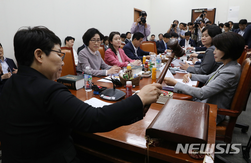 【서울=뉴시스】고승민 기자 = 24일 저녁 서울 여의도 국회에서 열린 환경노동위원회 제3차 고용노동소위원회에서 임이자 위원장이 개회 선언을 하고 있다.이날 소위에서는 최저임금에 정기상여금과 수당 등의 포함 여부를 다루는 최저임금법 일부개정법률안이 논의됐다. 2018.05.24. kkssmm99@newsis.com