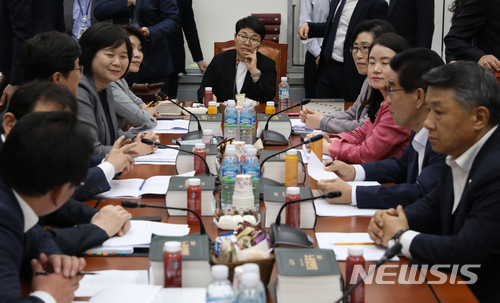 【서울=뉴시스】고승민 기자 = 24일 저녁 서울 여의도 국회에서 열린 환경노동위원회 제3차 고용노동소위원회에서 참석자들이 대화하고 있다.이날 소위에서는 최저임금에 정기상여금과 수당 등의 포함 여부를 다루는 최저임금법 일부개정법률안이 논의됐다. 2018.05.24. kkssmm99@newsis.com