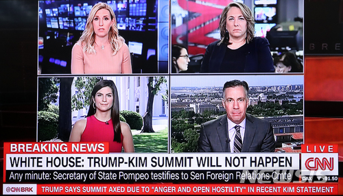 【서울=뉴시스】 도널드 트럼프 미국 대통령이 24일(현지시간) 김정은 북한 국무위원장에 보낸 편지를 통해 예정된 역사적 회담은 “적절치 않다(inappropriate)”라면서 이를 취소한다고 통보한 가운데 외신들이 트럼프 미국 대통령과 김정은 국무위원장의 회담 취소를 속보로 전하고 있다. 2018.05.24. (사진=CNN 캡쳐) photo@newsis.com