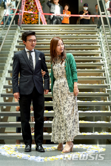 【서울=뉴시스】 MBC 예능 프로그램 ‘할머니네 똥강아지’ 녹화를 위해 상암 MBC 라운지에 도착한 개그맨 김국진(53)과 가수 강수지(51) 부부