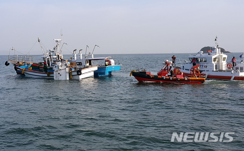 【부안=뉴시스】고석중 기자 = 24일 오후 4시43분께 전북 부안군 위도 동방 3마일 해상에서 낚싯배와 어선이 충돌해 해경이 사고 선박 구조와 안전관리를 하고 있다. 2018.05.25. (사진= 부안해경 제공) photo@newsis.com