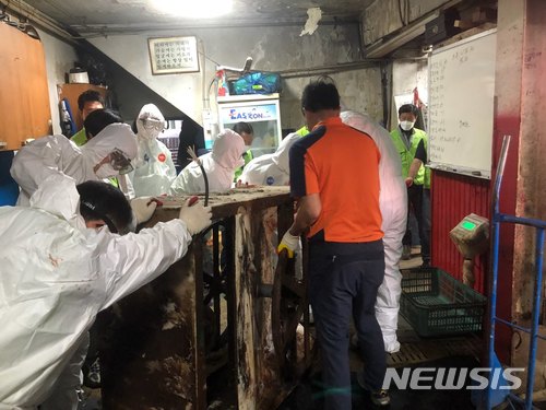 【성남=뉴시스】 이승호 기자 = 25일 오전 경기 성남시 중원구청 직원들이 모란시장 안에 유일하게 남았던 개 도축 시설을 강제 철거하고 있다.2018.05.25.(사진 = 성남시청 제공) photo@newsis.com