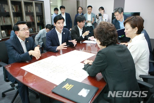【서울=뉴시스】정부 관계자를 만나 9호선 4단계 사업의 당위성을 설명하는 이해식 강동구청장(왼쪽 두번째). (사진 = 강동구 제공) photo@newsis.com