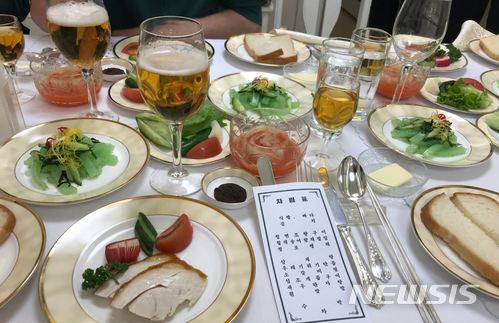 【서울=뉴시스】 24일 진행된 북한 풍계리 핵실험장 폐기식 취재진들은 전용열차에서 소갈비찜, 새우완자탕 등의 저녁식사를 제공받았다. <출처 = 이고리 즈다노프 트위터> 2018.05.25.