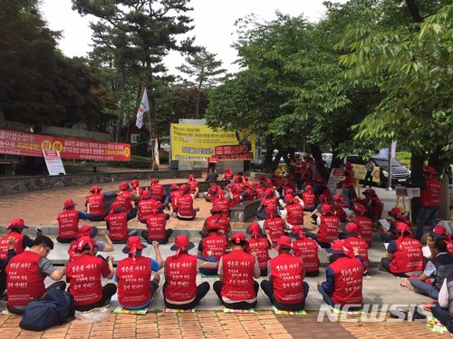 【수원=뉴시스】 김경호 기자 = 한정면허 공항버스 업체인 경기공항리무진의 노동조합(한국노총 경기공항리무진지부) 조합원들이 25일 오후 경기도청 앞에서 항의 집회를 하고 있다. 이들은 "경기도가 헌법에 보장된 기본권을 침해하고 노동자 생존권을 말살하는 행정을 하고 있다"고 규탄했다.2018.05.25.    