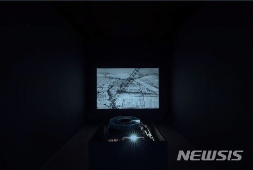 【서울=뉴시스】 무진형제, <궤적(櫃迹) - 목하, 세계진문 (目下, 世界珍門)>, 슬라이드 프로젝션, 80장 사진, 2018