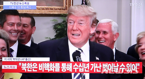 【서울=뉴시스】 김정은 북한 국무위원장에게 편지를 통해 예정된 역사적 회담은 “적절치 않다(inappropriate)”라면서 회담을 취소한 도널드 트럼프 미국 대통령이 24일(현지시간) 백악관에서 기자회견을 하고 있다. 2018.05.24. (사진=TV조선 캡쳐)  photo@newsis.com