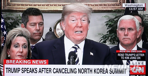 【서울=뉴시스】 김정은 북한 국무위원장에게 편지를 통해 예정된 역사적 회담은 “적절치 않다(inappropriate)”라면서 회담을 취소한 도널드 트럼프 미국 대통령이 24일(현지시간) 백악관에서 기자회견을 하고 있다. 2018.05.24. (사진=CNN 캡쳐) photo@newsis.com
