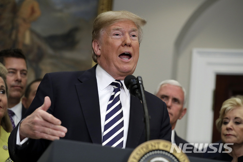 【워싱턴=AP/뉴시스】도널드 트럼프 미국대통령은 24일(현지시간) 백악관 홈페이지를 통해 김정은 북한 국무위원장에게 보내는 공개서한을 통해 다음달 12일 싱가포르에서 열리는 북미정상회담을 전격 취소한다고 통보한 직후 백악관에서 "김정은과의 건설적인 대화를 다시 할 수 있기를 기다린다"라는 입장을 밝혔다. 2018.05.25.