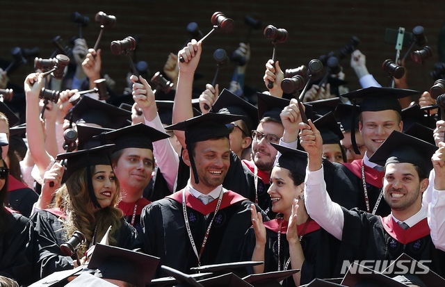 【케임브리지=AP/뉴시스】 사진은 지난 2018년 5월 24일 메사추세츠 주 케임브리지에서 있었던 하버드 대학 졸업식. 2018.11.28.