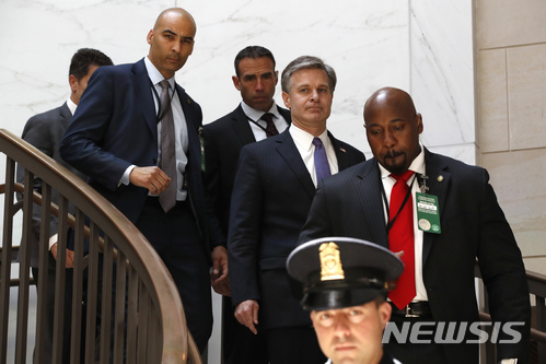 【워싱턴 = AP/뉴시스】차미례 기자 =트럼프 러시아 스캔들관련 회의를 위해 의회에 나온 크리스토퍼 레이 FBI국장 (가운데)이 5월 24일 (현지시간) 일행과 함께 회의장으로 이동하고 있다.