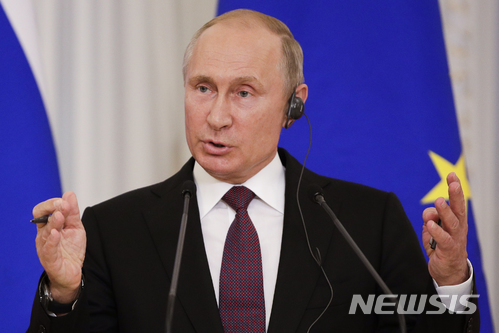 【상트페테르부르크=AP/뉴시스】 블라디미르 푸틴 러시아 대통령은 24일(현지시간) 도널드 트럼프 미국 대통령의 북미정상회담 취소를 비난하면서 북한에는 책임이 없다는 입장을 밝혔다. 푸틴 대통령은 이날 상트페테르부르크에서 에마뉘엘 마크롱 프랑스 대통령과 정상회담 후 가진 공동 기자회견에서 “러시아에서 우리는 이 소식을 유감으로 받아들인다”라고 말했다. <2018.05.25.> 