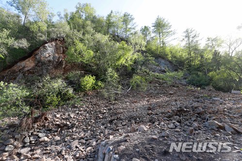 【서울=뉴시스】사진공동취재단 = 24일 북한 핵무기연구소 관계자들이 함경북도 길주군 풍계리 핵실험장 폐쇄를 위한 폭파작업을 했다. 폭파 후 돌무더기가 무너져 내린 3번갱도. 북한은 이날 풍계리 핵실험장 3개 갱도와 지휘소 시설 등을 폭파했다. 2018.05.25. photo@newsis.com