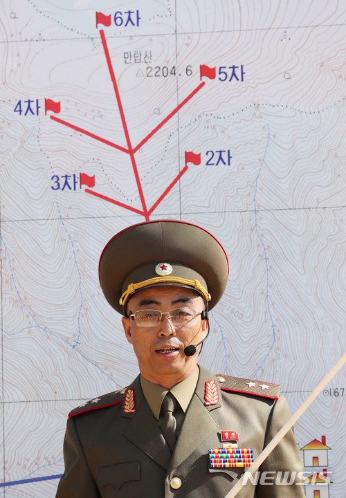 【서울=뉴시스】사진공동취재단 = 24일 북한 핵무기연구소 관계자들이 함경북도 길주군 풍계리 핵실험장 폐쇄를 위한 폭파 작업을 했다.&nbsp; 핵무기연구소 부소장이 핵시험장의 폐기 방법과 순서에 대해 설명하고 있다. 2018.05.25.&nbsp; photo@newsis.com 